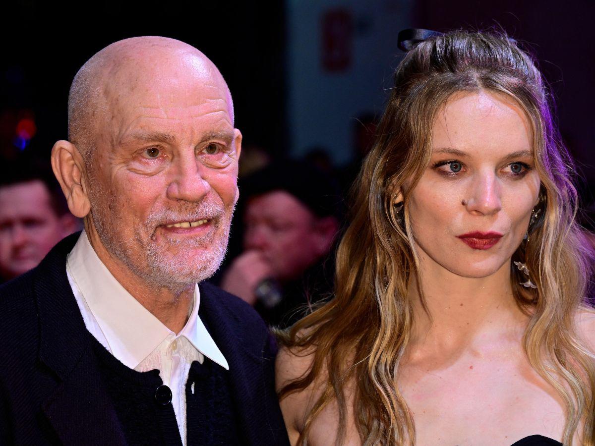 El actor estadounidense John Malkovich y la actriz alemana Lilith Stangenberg posan en la alfombra roja de la película “Séneca”, que fue presentada en la sección Berlinale Special.