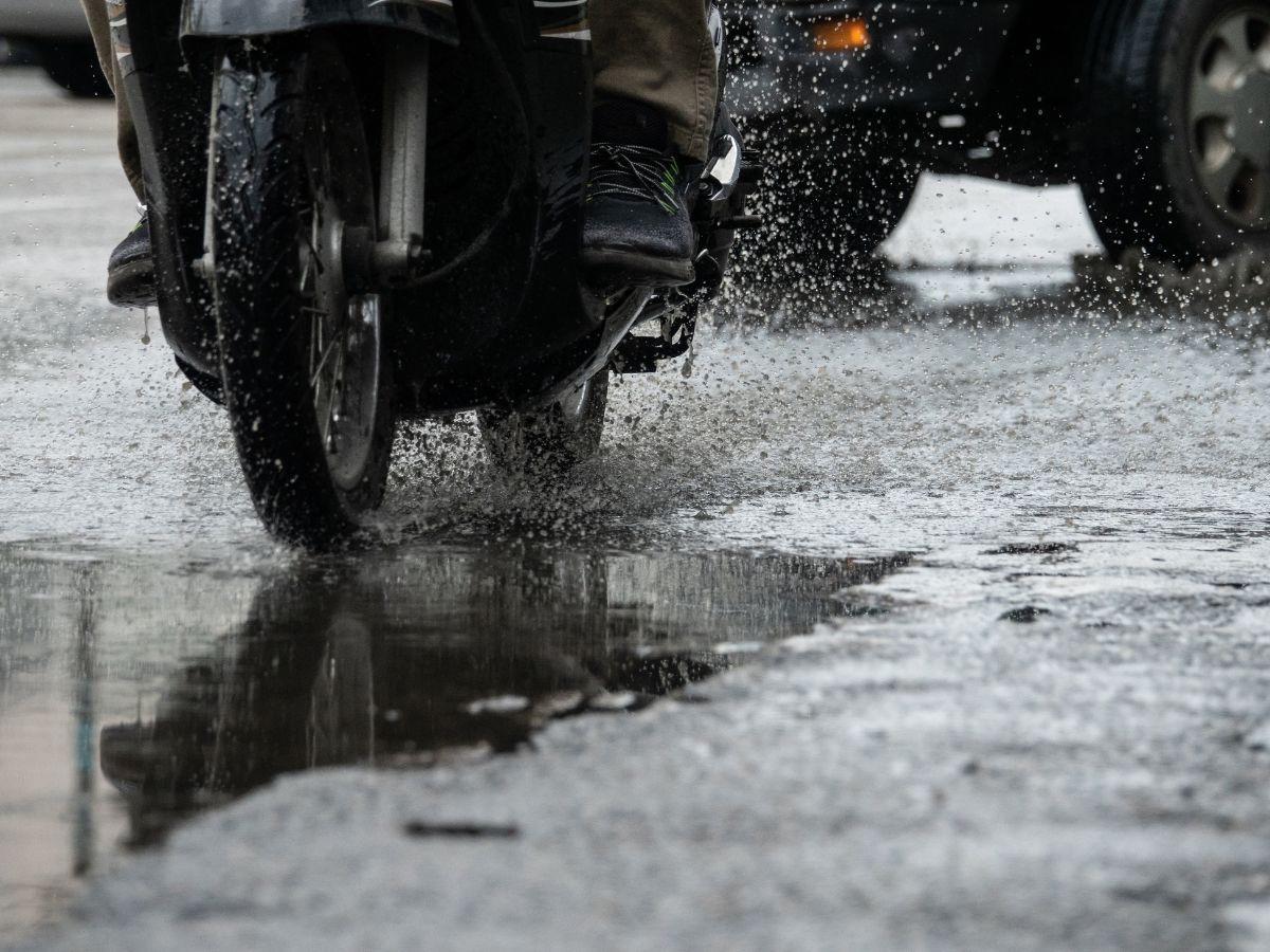 Evite desplazarse en moto cuando esté lloviendo, porque los riesgos físicos incrementan.