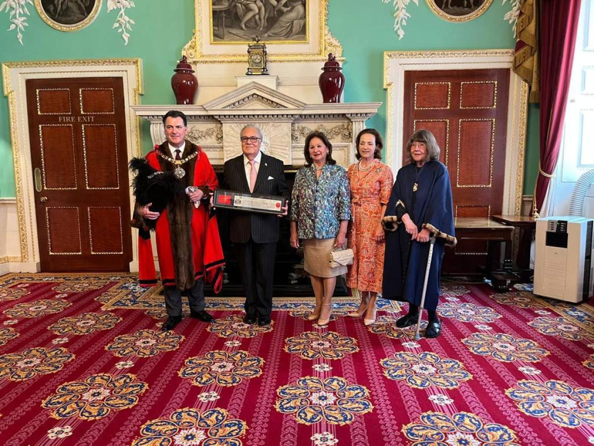 El embajador hondureño portó con orgullo su reconocimiento.