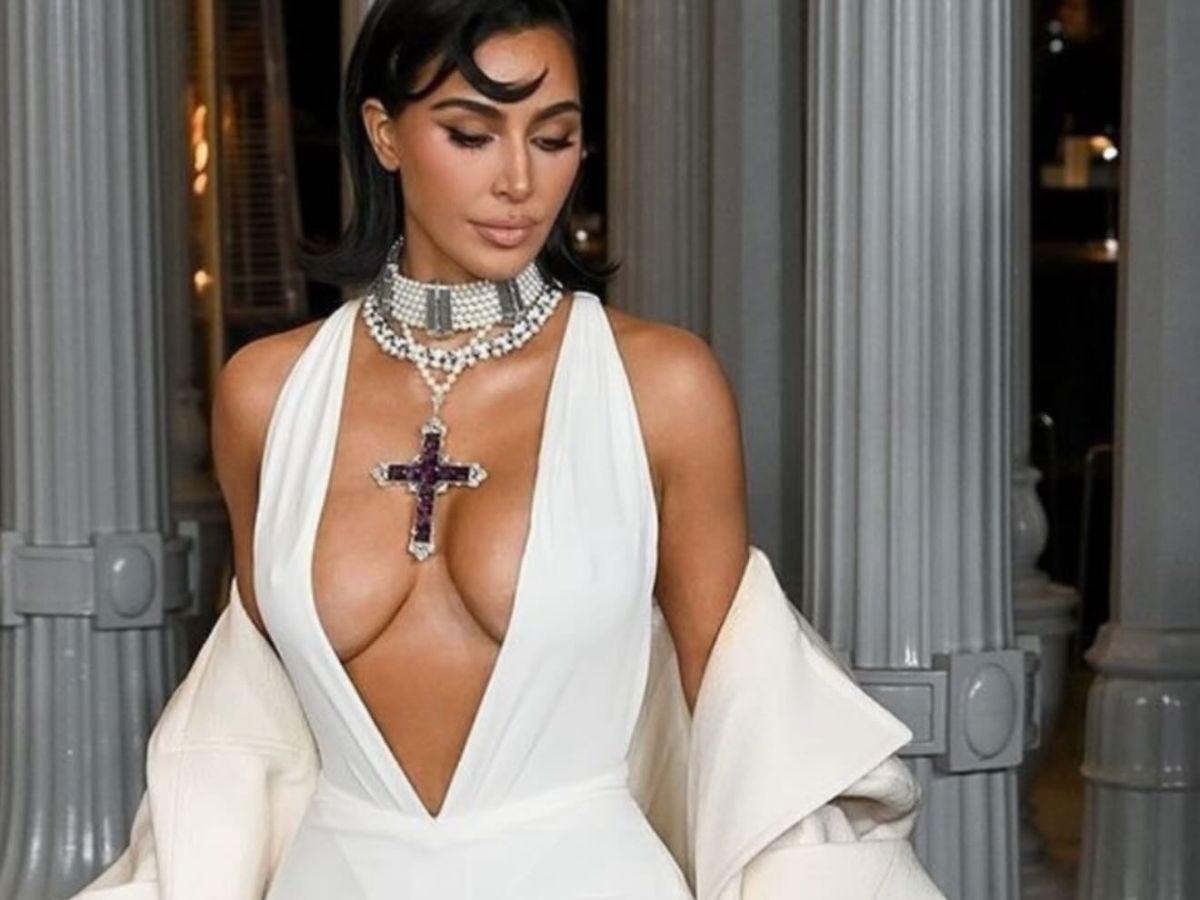 Critican a Kim Kardashian por “vulgar” uso del icónico collar cruz de Lady Di