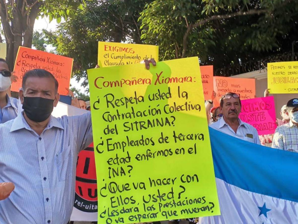 Empleados del INA protestan frente a Casa de Gobierno