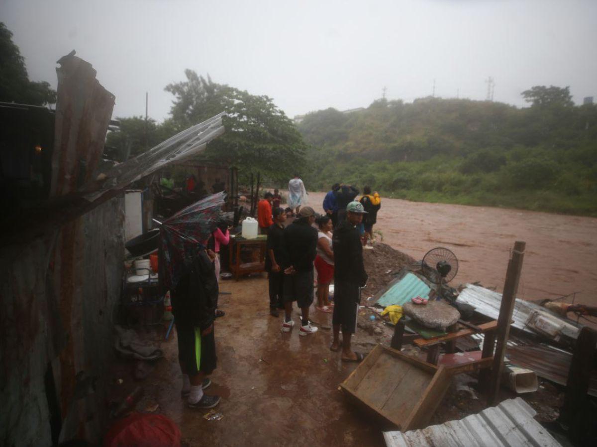 Evacúan familias de la Betania y Las Brisas por crecida del río Choluteca