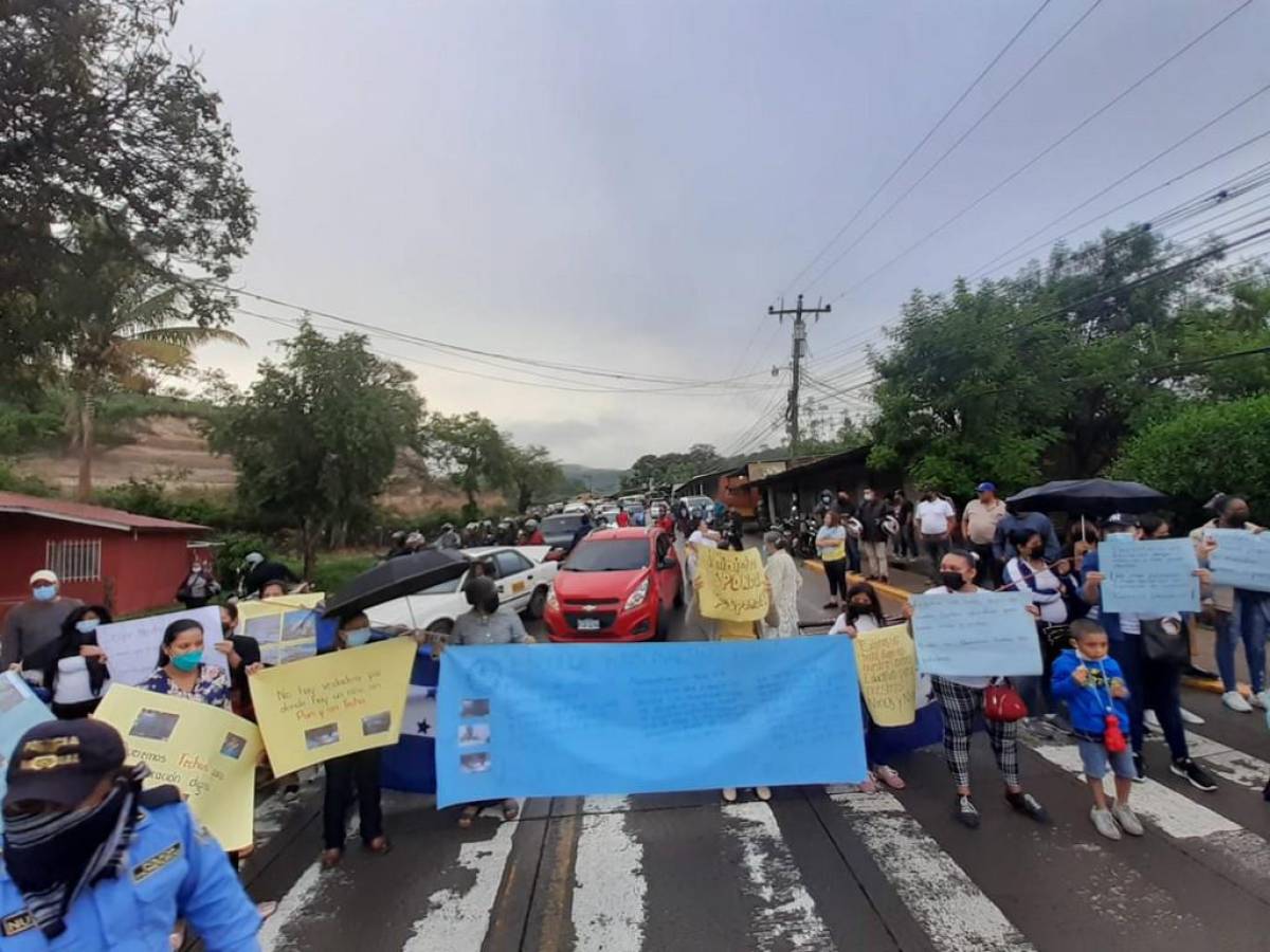 Tomada amanece salida al sur por pobladores que exigen reparación de una escuela