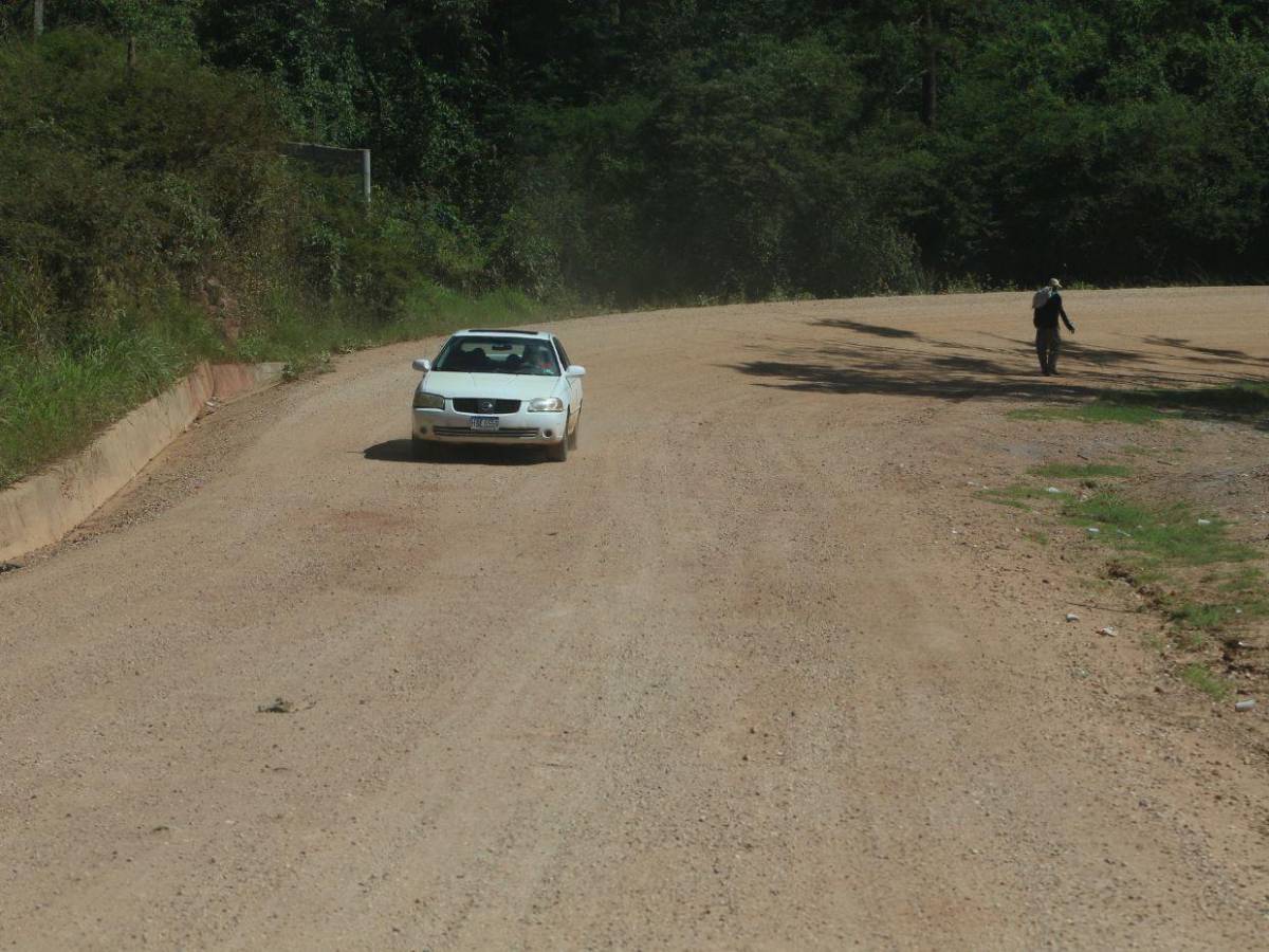 Así avanza la pavimentación de la carretera hacia la aldea de Azacualpa