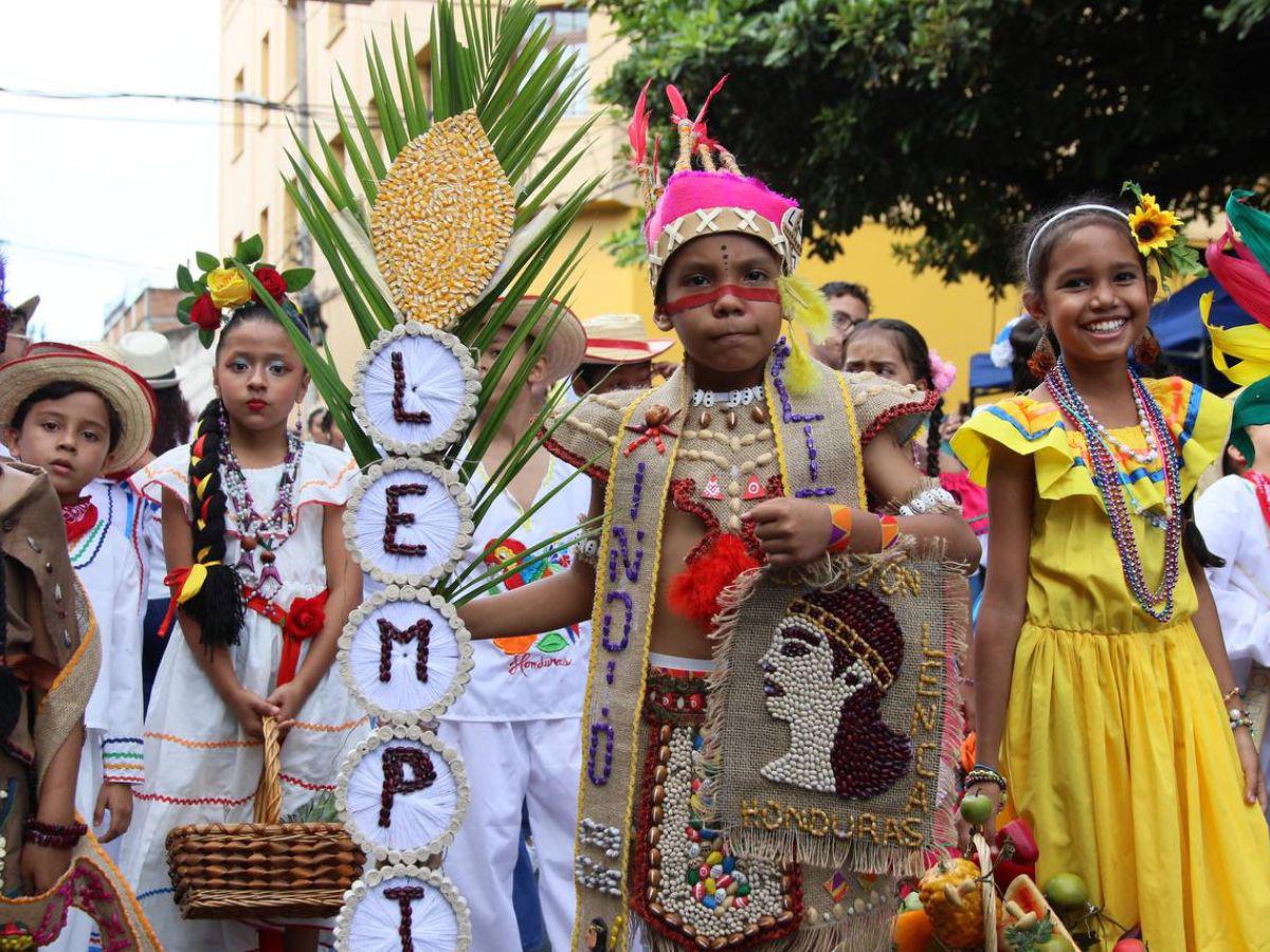 Con llamativos trajes, niños y niñas deslumbran en los desfiles en Comayagüela