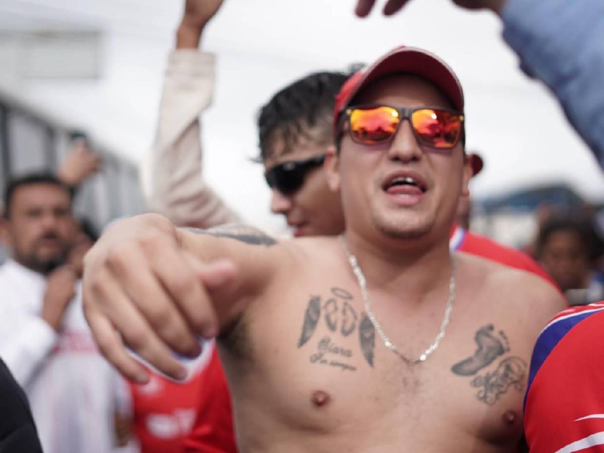 Ultra Fiel se luce en llegada al estadio Nacional para final ante Motagua