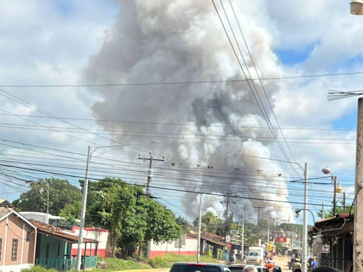 Una persona muerta y pérdidas económicas: imágenes de voraz incendio en Catacamas