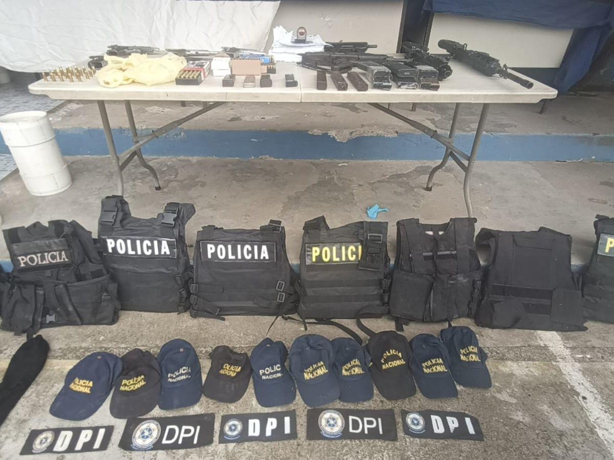 Parte de la indumentaria policial que se le decomisó a la miembro de la MS-13.