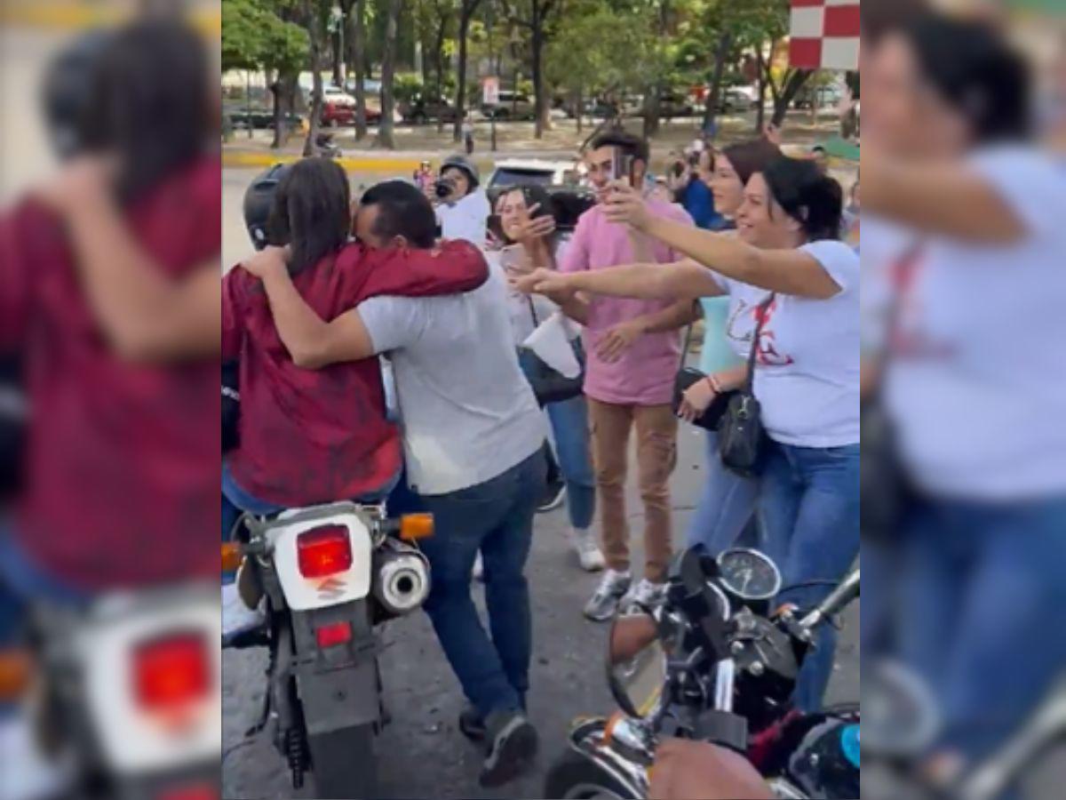 Venezolanos saludan a María Corina Machado en recorrido afuera de los centros de votación