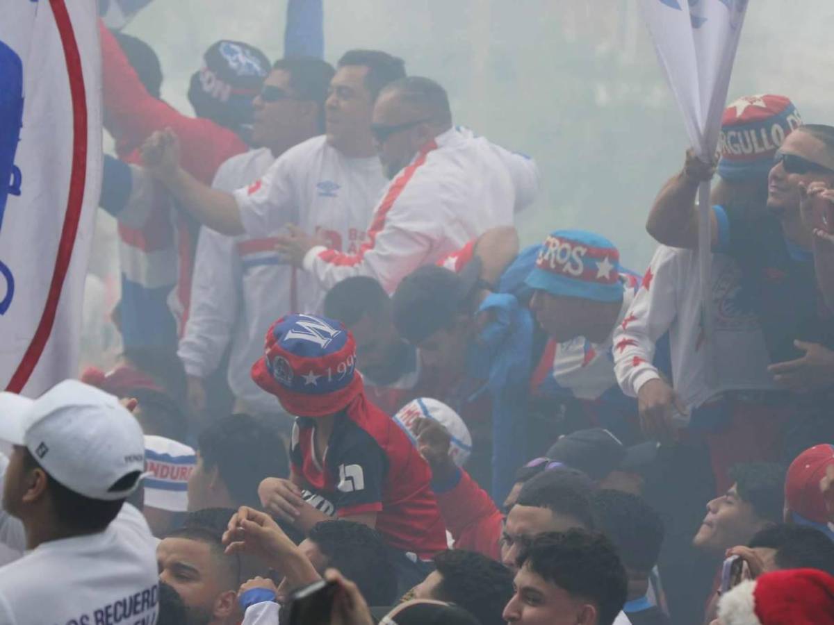 Ultra Fiel se luce en llegada al estadio Nacional para final ante Motagua