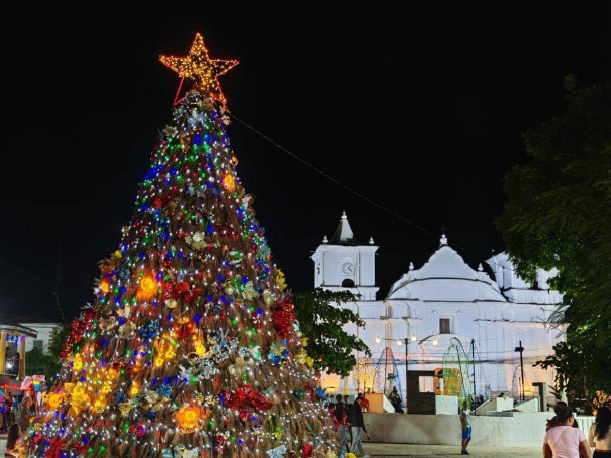 Juticalpa ilumina su plaza central con villa navideña