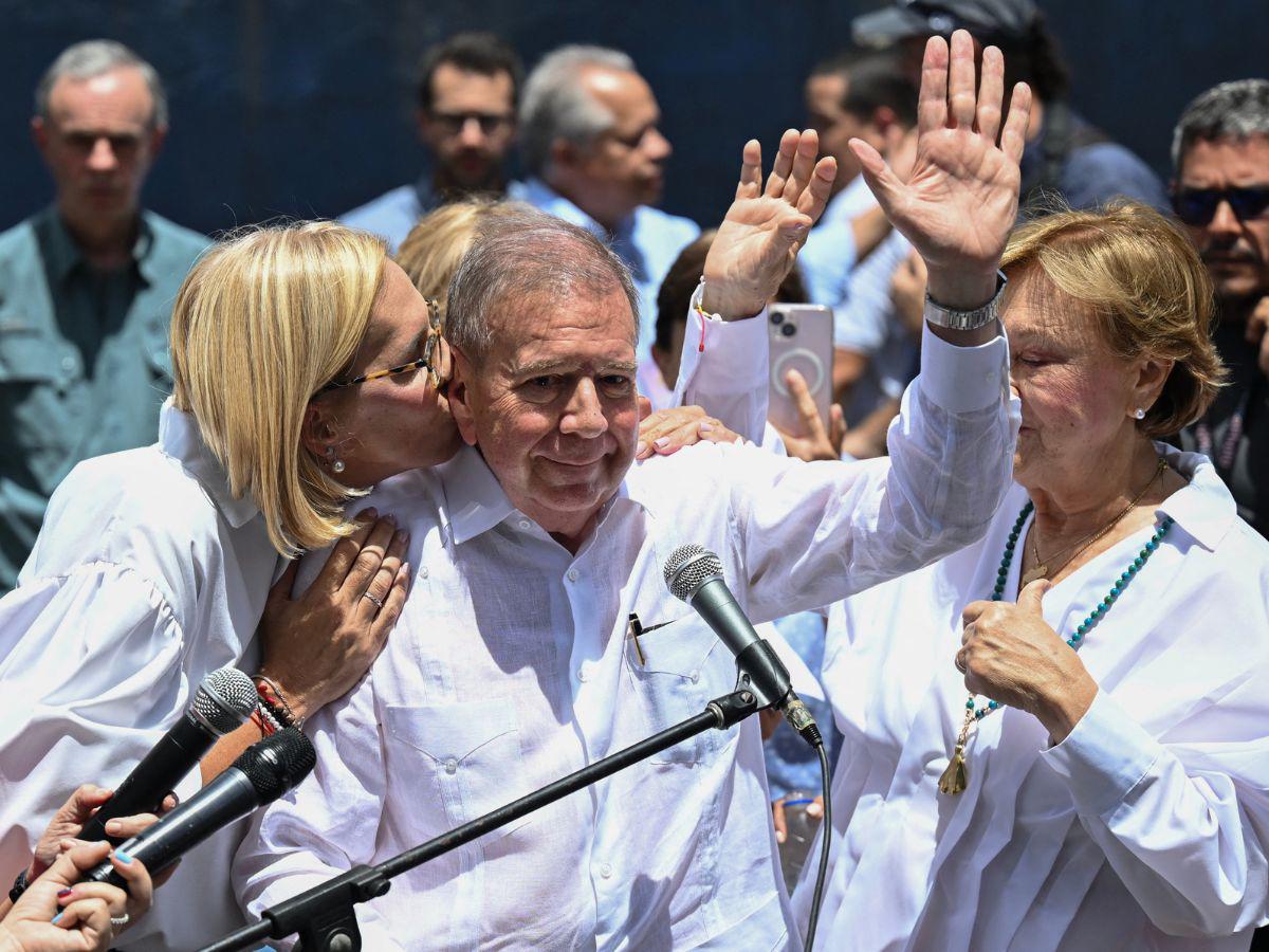 Edmundo González Urrutia llega a votar junto a su familia y lanza mensaje a la Fuerza Armada