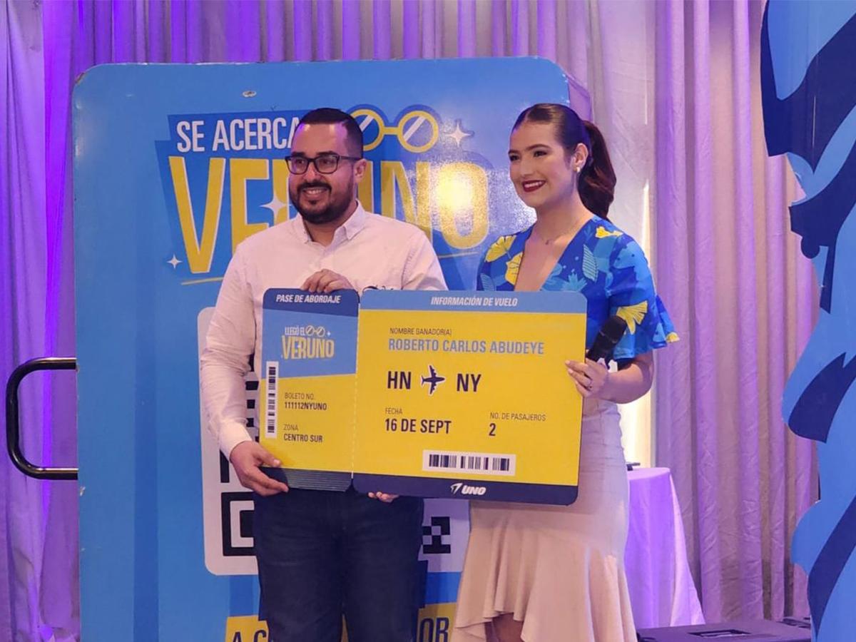 <i>Ganador de la promoción “VERUNO” mostrando orgullosamente su premio todo incluido a la ciudad de Nueva York.</i>