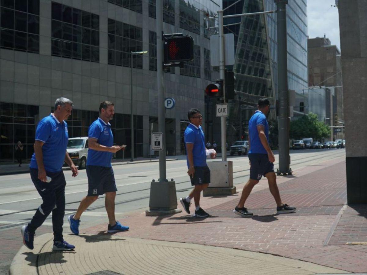 Diego Vazquez y su cuerpo técnico recorren las calles del downtown de Houston