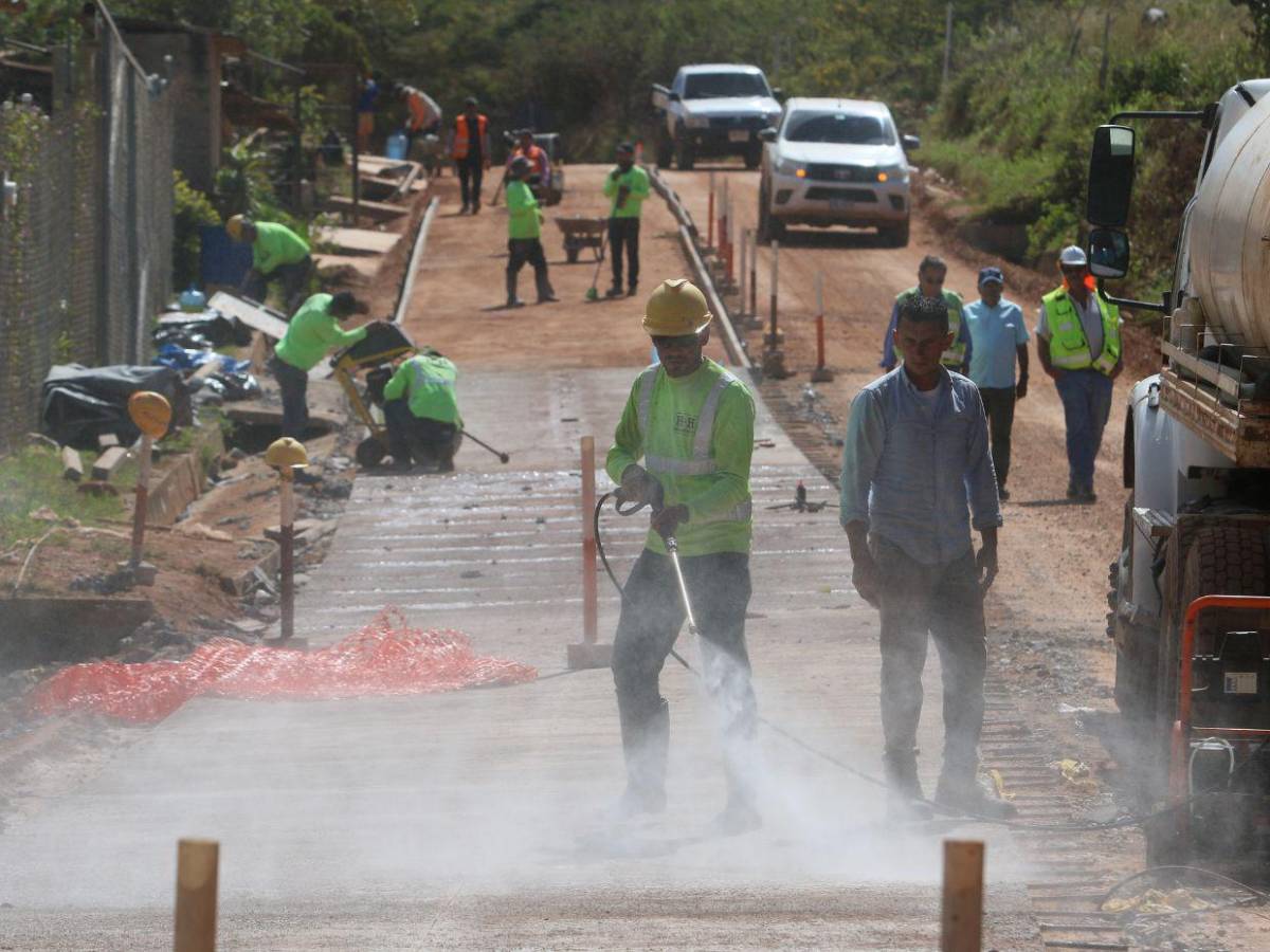 Así avanza la pavimentación de la carretera hacia la aldea de Azacualpa