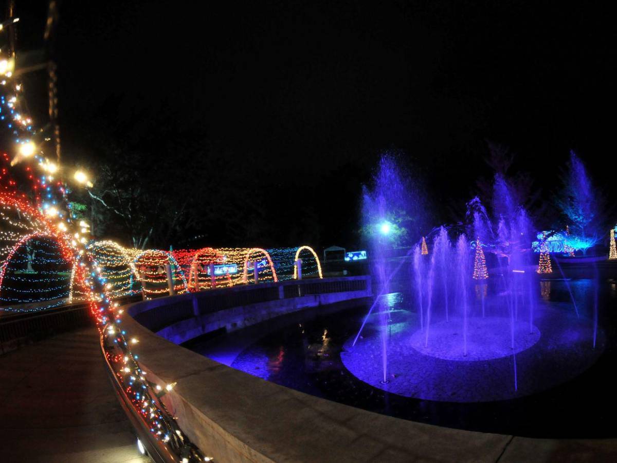 La capital viste sus noches de luces y alegría en la víspera de Navidad