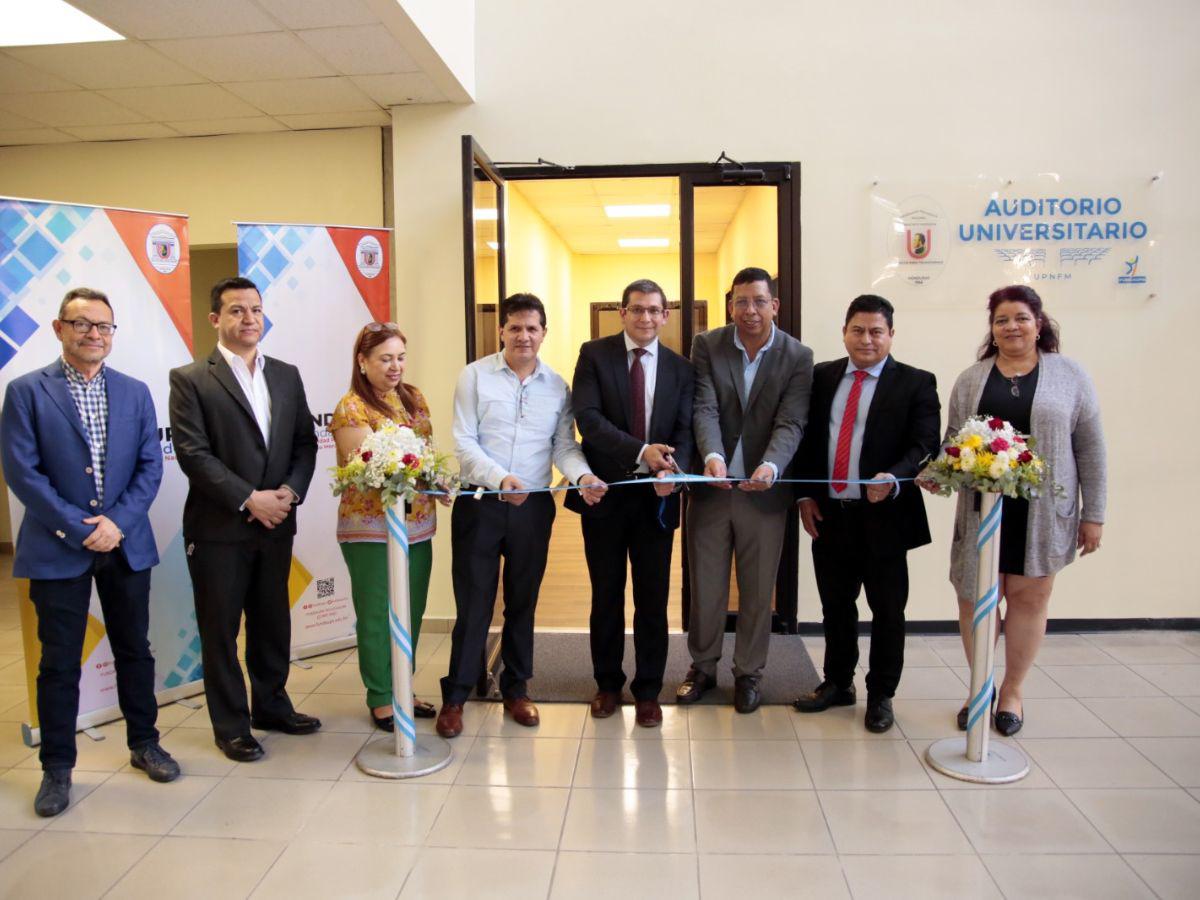 El director ejecutivo de la fundación, Jinmy Bertrand, los vicerrectores y miembros de la junta directiva, realizan el tradicional corte de cinta del nuevo auditorio universitario.