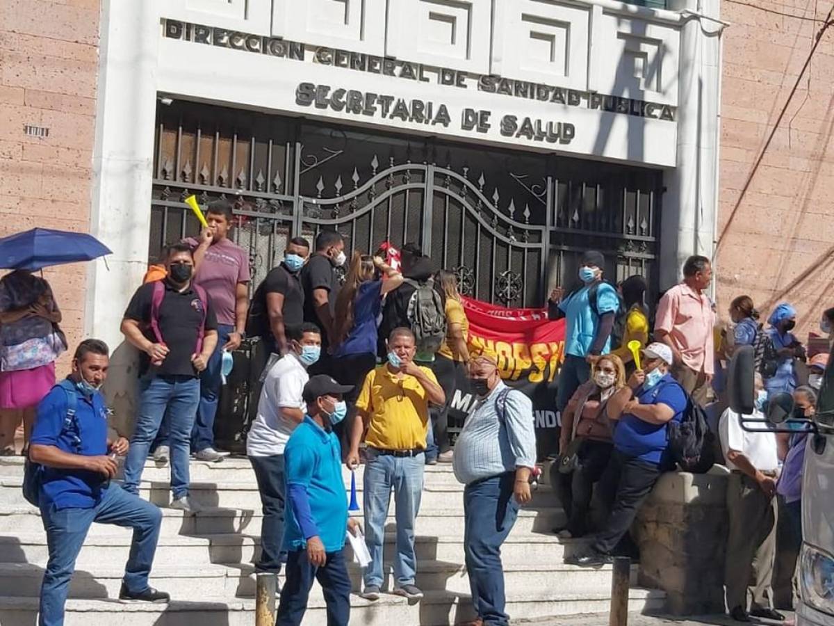 Empleados de Salud y Educación protestan por atraso salarial