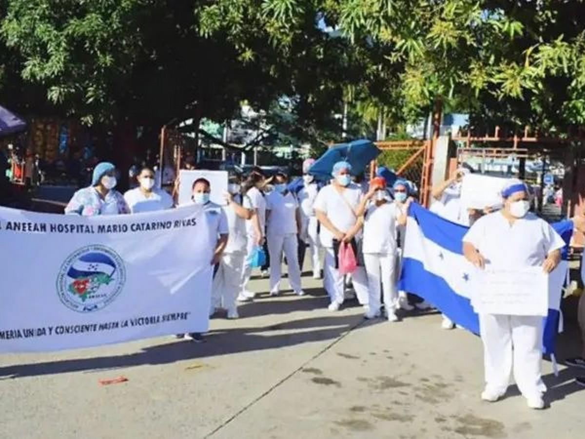 Enfermeras auxiliares se mantienen en asambleas informativas hasta que resuelvan los abusos laborales