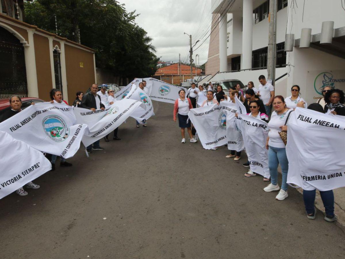 Agresiones policiales mantienen en protestas a la ANEEAH frente al Conadeh