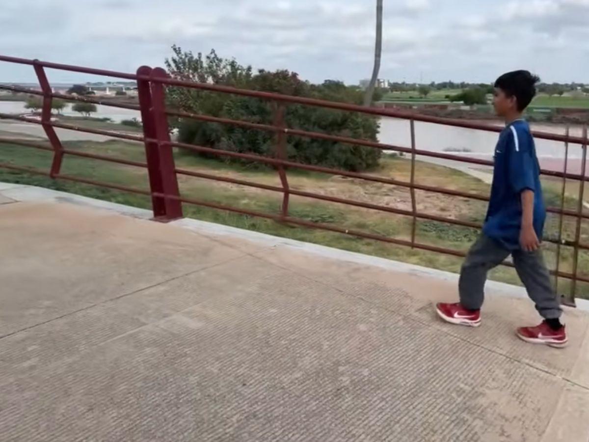 Menor llega a frontera de EUA en bicicleta: “Tengo un hermanito con síndrome de Down”