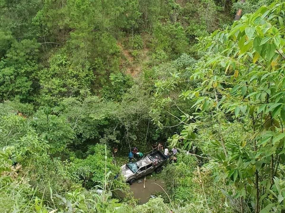 El vehículo en el que viajaban las hondureñas quedó en el fondo del abismo.