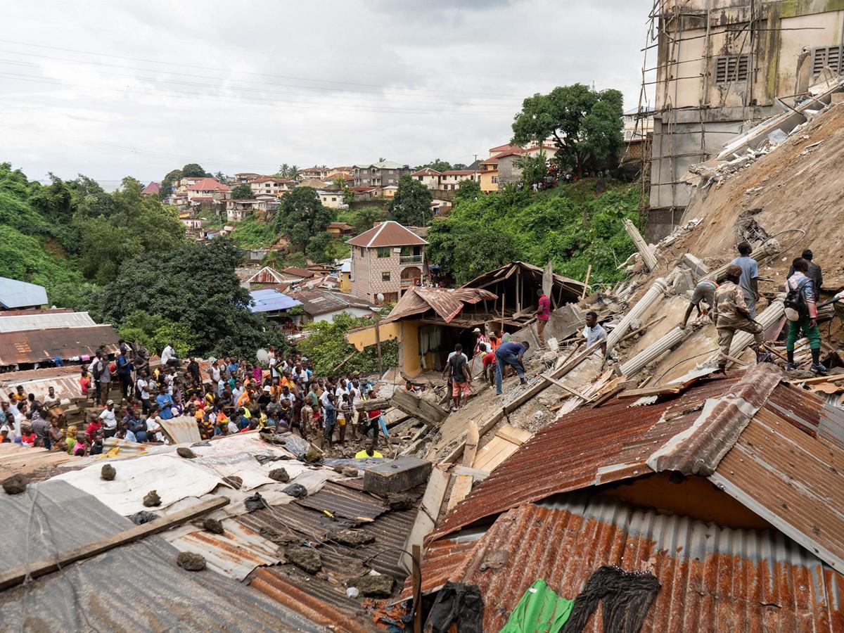 Derrumbe de edificio en Sierra Leona deja decenas de personas atrapadas bajo escombros