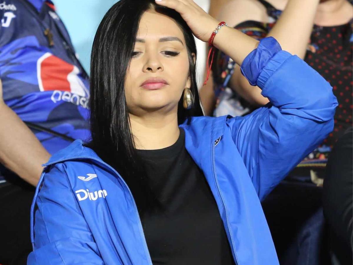 Novia de Auzmendi y lindas chicas derrochan belleza en el Motagua vs Herediano