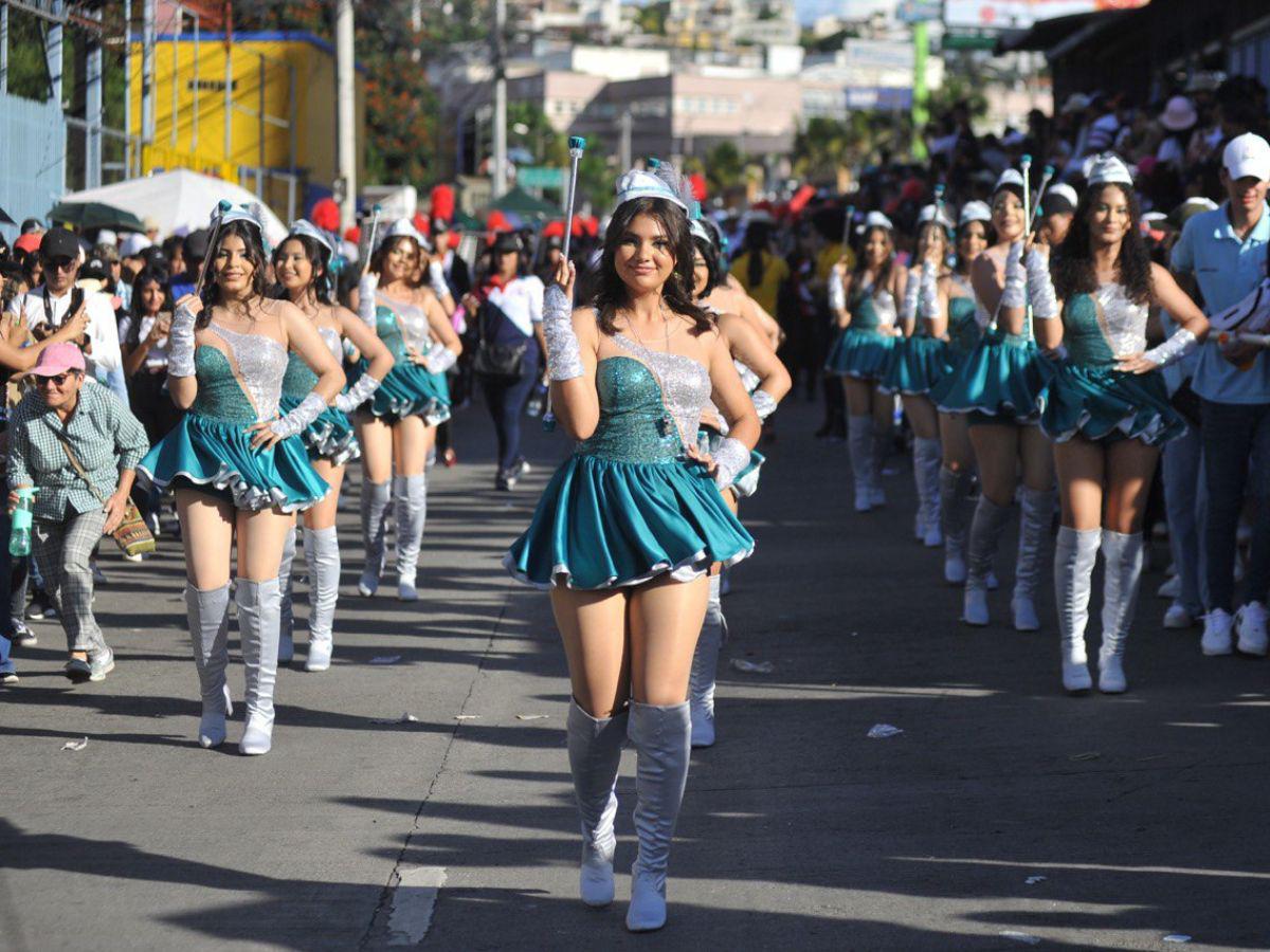 Guapas palillonas de los centros educativos engalanarán los desfiles patrios en Honduras.