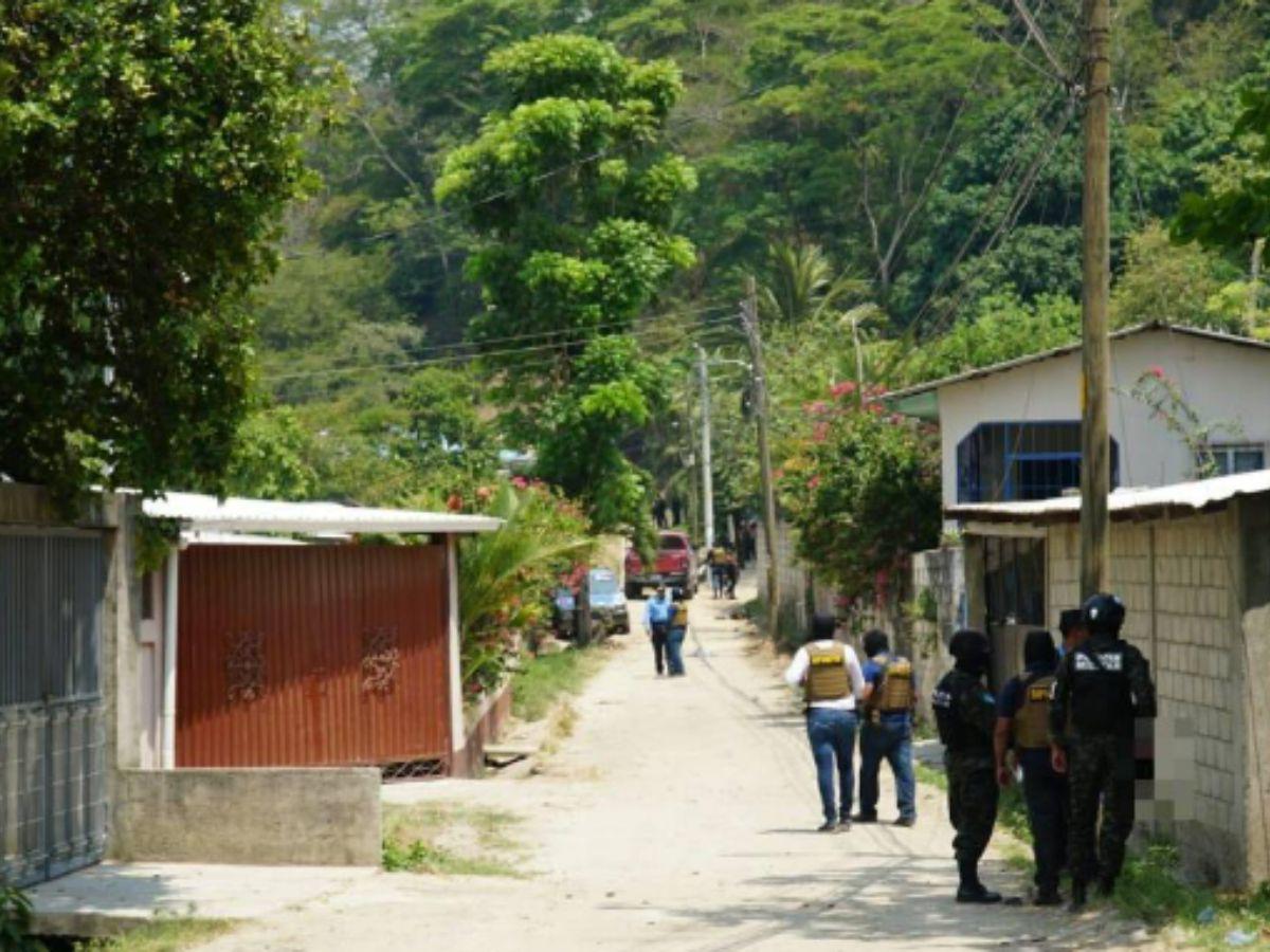 Un muerto deja enfrentamiento entre policías y supuestos pandilleros en Choloma, Cortés