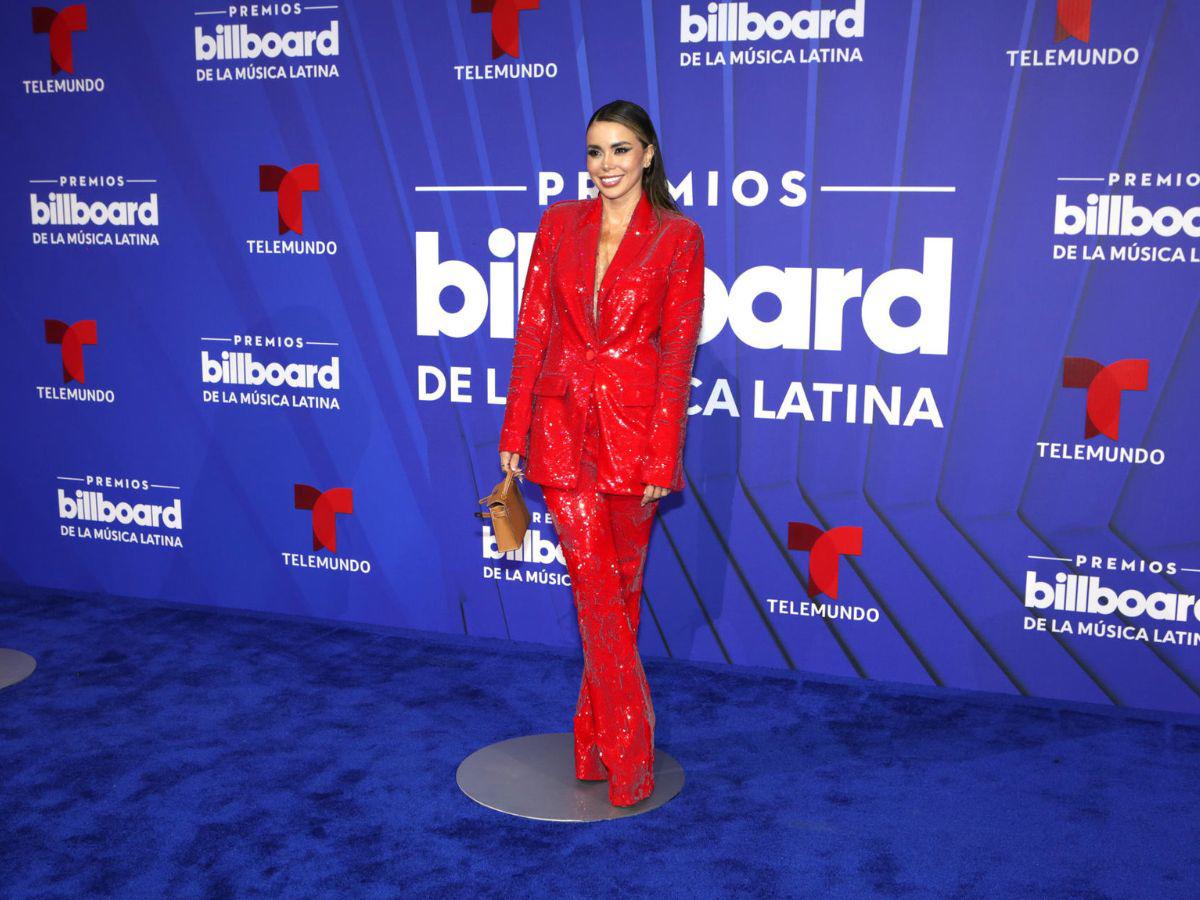 Alfombra azul Latin Billboard 2024: Negro, elegancia y atrevimiento