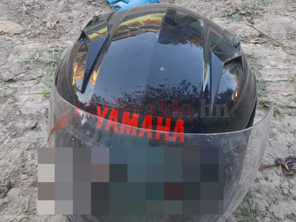 En la escena también quedó ensangrentado el casco de uno de los heridos.