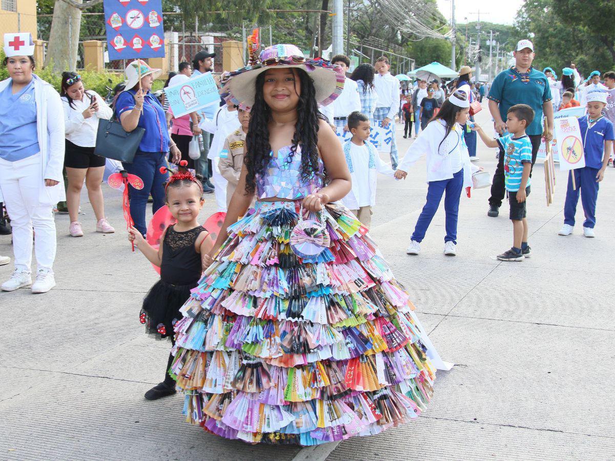 El Distrito Central se llenó de civismo con desfile de 400 escuelas