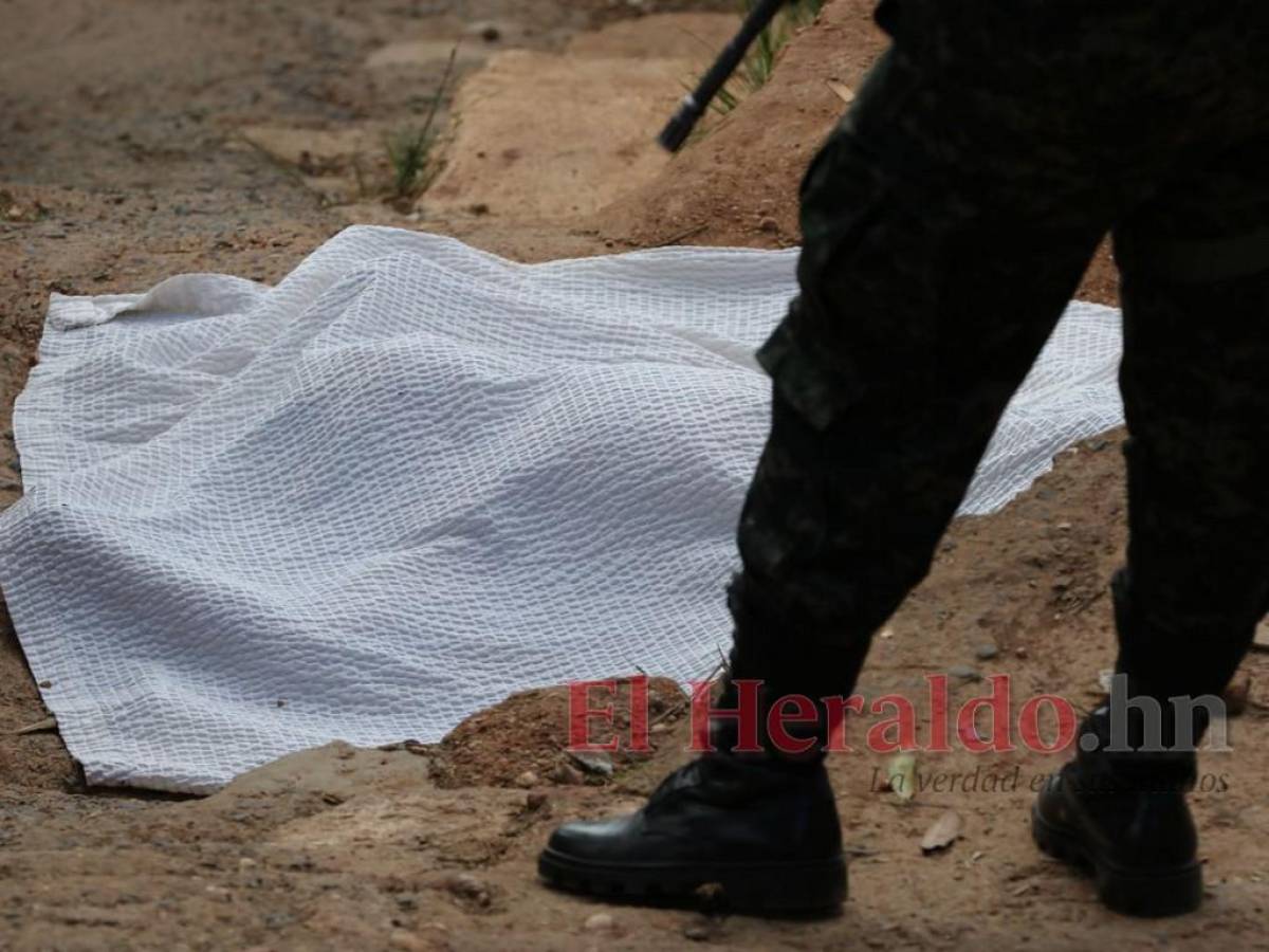 El hombre que solo vestía pantalones fue cubierto con una sábana blanca.