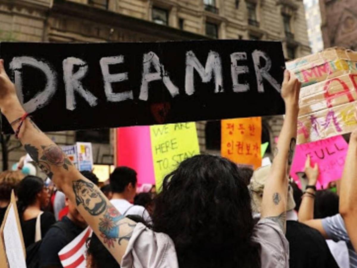 Corte de EEUU pide revisar programa de “dreamers” pero lo mantiene para beneficiarios