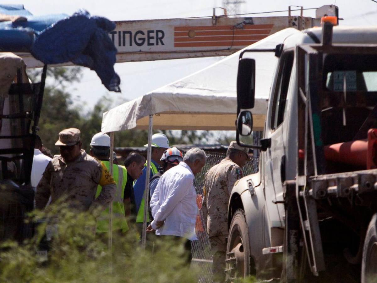 Presidente de México supervisa en el terreno labores de rescate de mineros