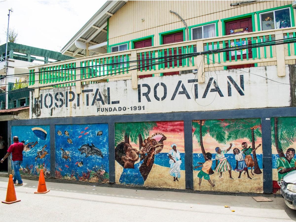 Hospital de Roatán, uno de los seis centros asistenciales que contará con planta de oxígeno donada por el Fondo Mundial.