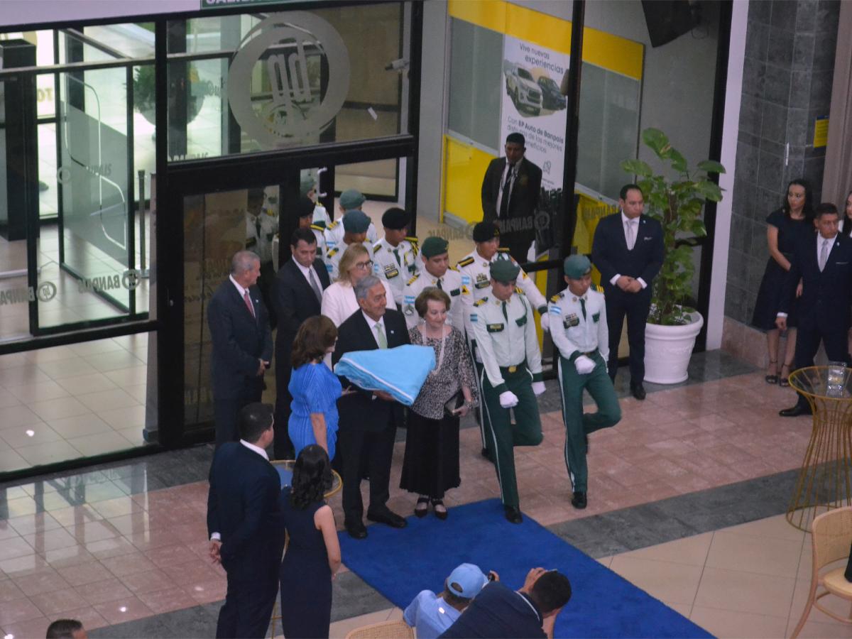 <i>Emín Abufele lleva en sus brazos la Bandera Nacional de Honduras, junto a su esposa María Elena Marcos, acompañados de los ejecutivos de Banpaís.</i>