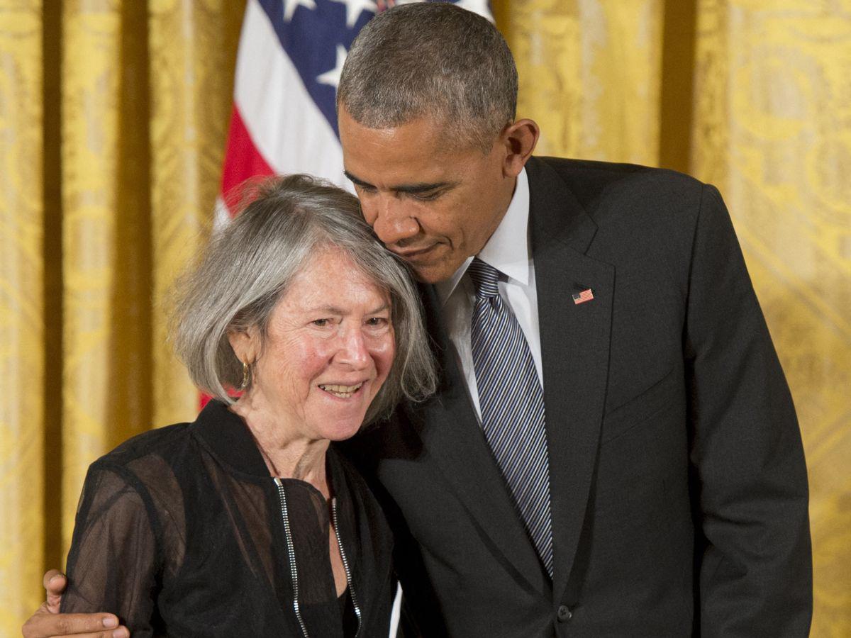 La poeta, junto al entonces presidente de los Estados Unidos de América, Barack Obama.