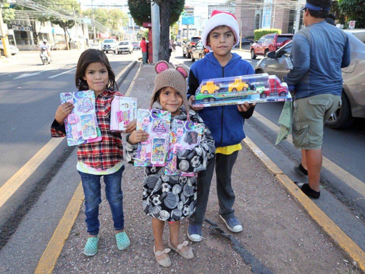 Pequeños detalles, grandes sonrisas: Niños disfrutan del trineo navideño de EL HERALDO