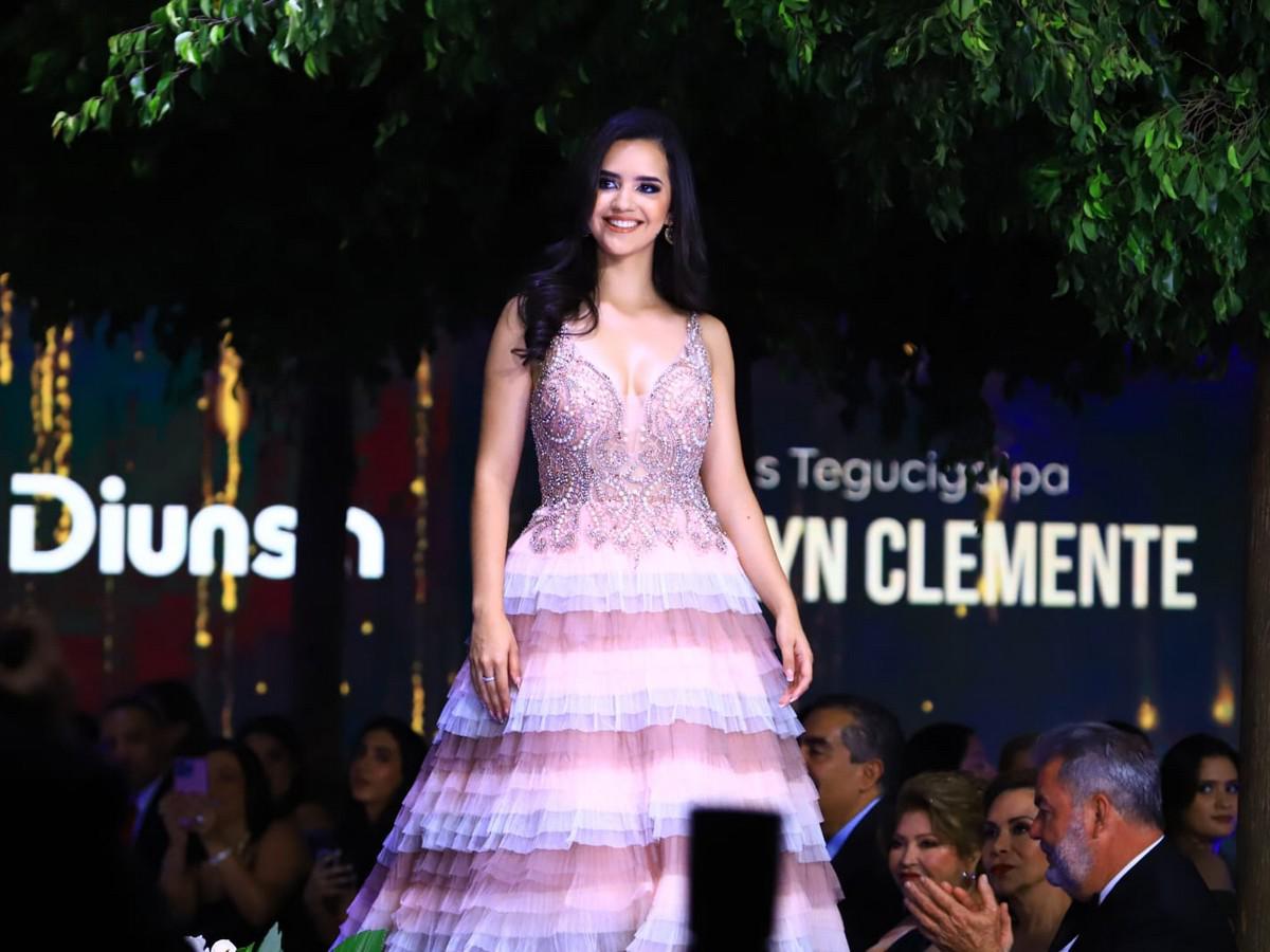 Zuheilyn Clemente desfiló con un vestido en tonalidad rosa pastel.