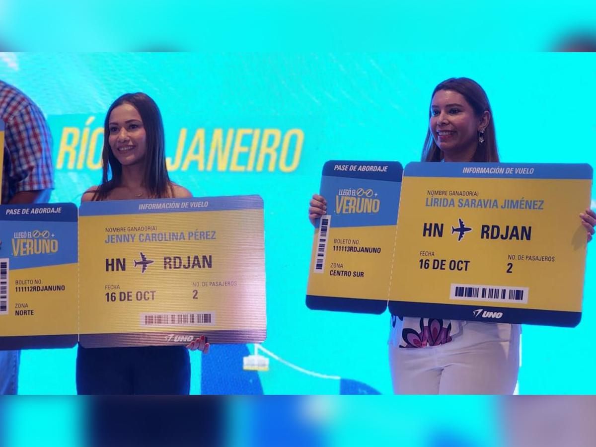 <i>Ganadoras del viaje a Río de Janeiro, Jenny Carolina Pérez y Lirida Saravia Jiménez, celebrando su premio con alegría.</i>