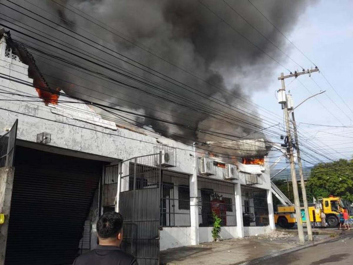 Incendio arrasa con bodega de zapatos en San Pedro Sula