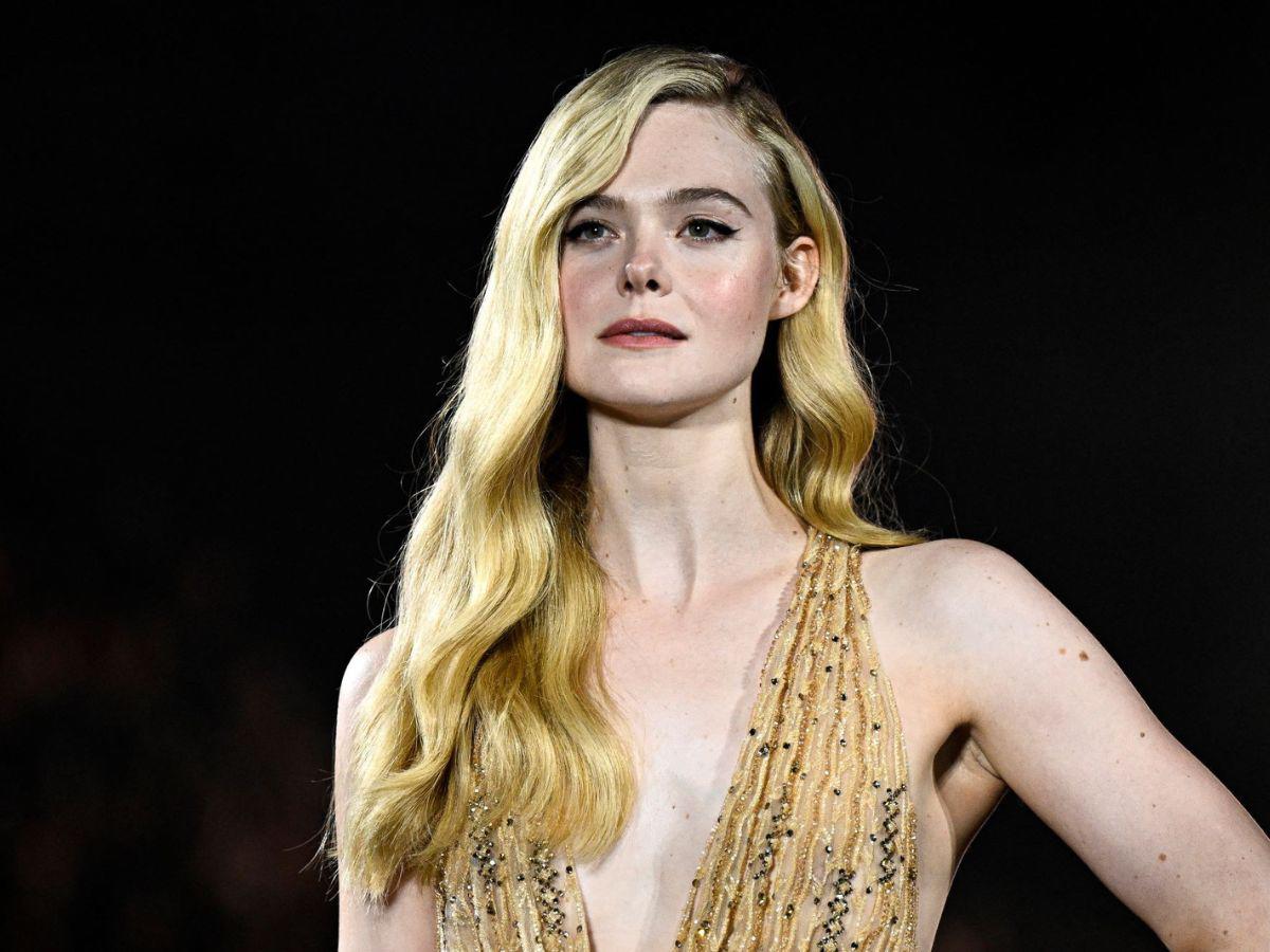 Elle Fanning cautiva con un vestido de escote pronunciado en pasarela de L’Oreal en París