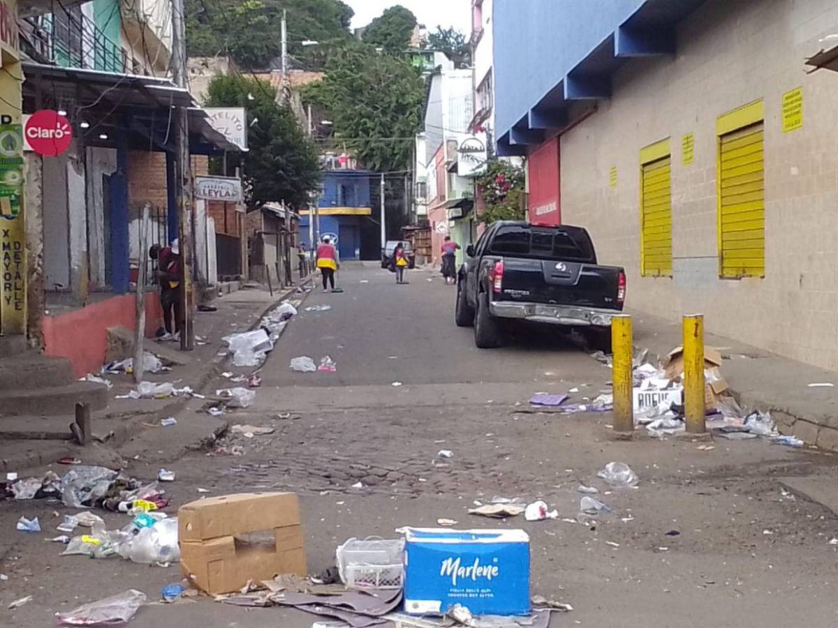 Llenas de basura amanecieron las calles de la capital tras la Nochebuena