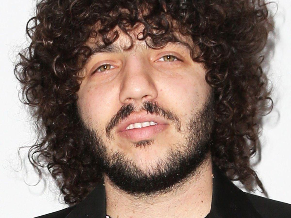 Benny Blanco es nombrado como el hombre más sexy con vida este 2024