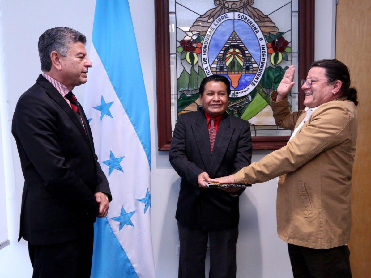 Edwin Hernández al momento de ser juramentado como viceministro de Educación por Tomás Vaquero, titular de la Secretaría de Gobernación y Justicia. Al momento de prestar su promesa de ley se puede ver al funcionario con su peculiar “look” de pelo largo y un arito, muy contradictorio con lo que establecen las normas de los centros educativos en el país.