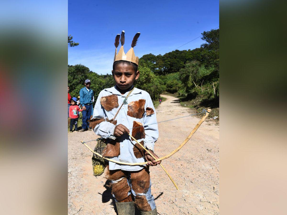 Herederos del linaje ancestral de Lempira en la aldea de Congolón le rinden tributo