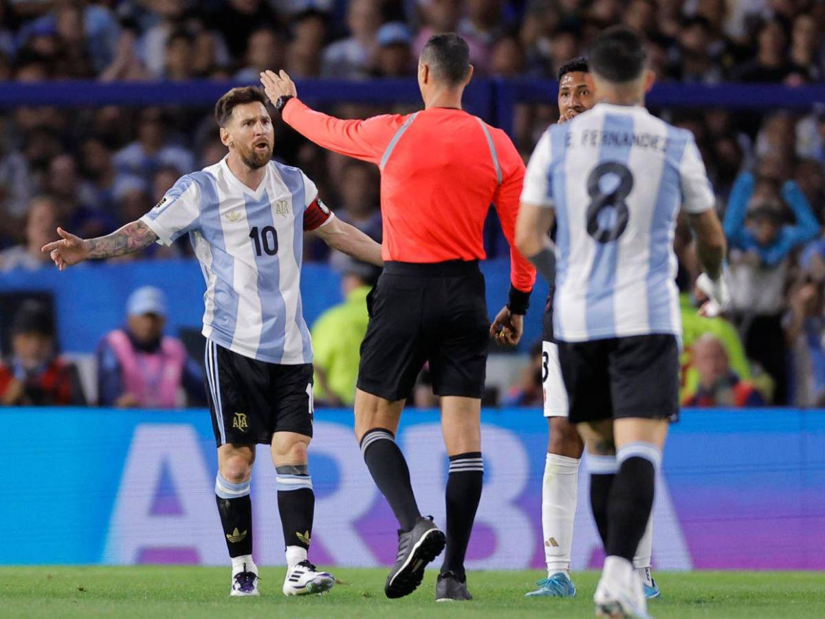 “¿Qué haces bobo?” La reacción de Messi contra un rival en el Argentina vs Perú