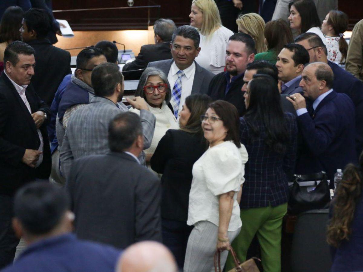 Diputados en incertidumbre luego de que Luis Redondo suspendiera la sesión por emergencia